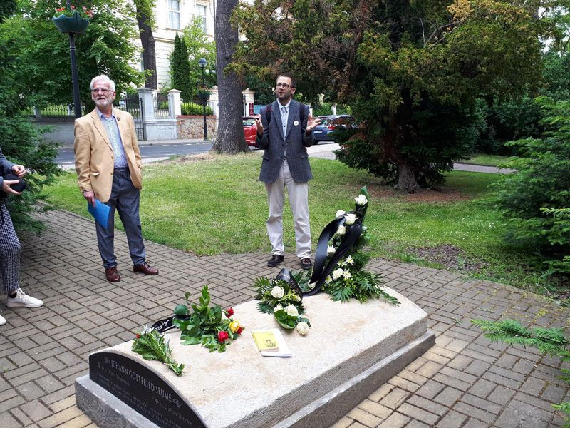 Herr Jirí Dušek und Herr Jan Kvapil am Grab